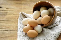 打开的鸡蛋放冰箱一天还能吃吗（鸡蛋打开在冰箱放一夜还能吃吗）
