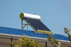 现在农村家里的太阳能热水器（农村有必要买太阳能热水器吗）