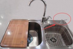 净水器下水管接洗碗槽（净水器溢水口与下水管怎么连接）