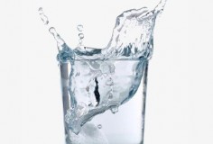净水器过滤出的水是酸性还是碱（净水器过滤后的水是弱酸性的吗）