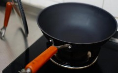 普通的铁锅可以在电磁炉上用吗（电磁炉可以用普通的铁锅吗）