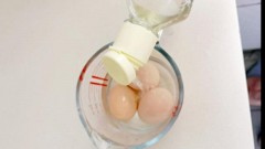 微波炉加热盐焗鸡蛋正确方法（微波炉加热煮带皮鸡蛋正确方法）