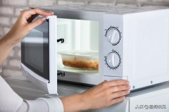 冰箱里的饭菜可以直接进微波炉吗（冰箱里拿出的饭菜微波炉怎么设置）