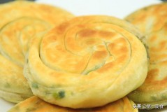 葱花烙饼的家常做法电饼铛不发面（电饼铛葱花饼的家常做法大全图解）