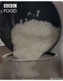 小米电饭煲米饭水米比例（电饭煲怎样焖小米干饭）