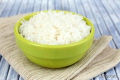 电饭煲焖米饭水和米的比例（电饭锅焖黄米饭水米比例）