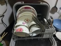 洗碗机不干净的原因（洗碗机越来越洗不干净）