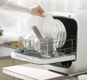 洗碗机安装在洗手盆斜下方（洗碗机与水盆柜下水连接）