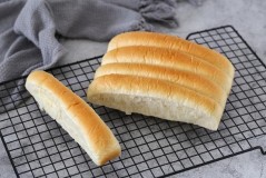 面包机不放鸡蛋做面包的方法（面包机做面包的方法不加牛奶）