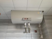60升热水器1天耗电（60升水够几个人洗澡）