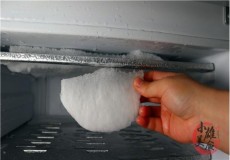 冰箱放一个东西永不结冰并且省电（冰箱放入一样东西永不结冰还省电）