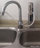 洗菜盆只有一个孔如何装净水器（洗菜盆下净水器安装示意图）
