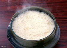怎么用碗在微波炉里蒸米饭（正确用微波炉蒸米饭）