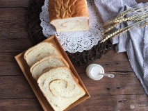 东菱面包机做标准面包的做法（东菱面包机做面包900克最佳配方）