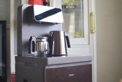 茶吧式饮水机使用方法（茶吧式饮水机注水步骤）