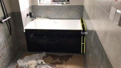 浴缸和墙之间3厘米缝隙怎么处理（浴缸与墙面有10公分空隙怎么补救）