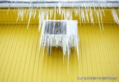冬天空调外机结冰能继续使用吗（空调冬天工作时外机结冰正常吗）