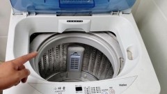 洗衣机自己加水不动（自己给洗衣机加水为什么不转）