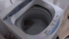 洗衣机脱水时巨大晃动（洗衣机脱水时晃动厉害而且声音大）