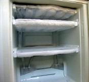 冰箱排水孔掉根棉签进去了怎么办（冰箱排水孔掉进了硬东西怎么办）