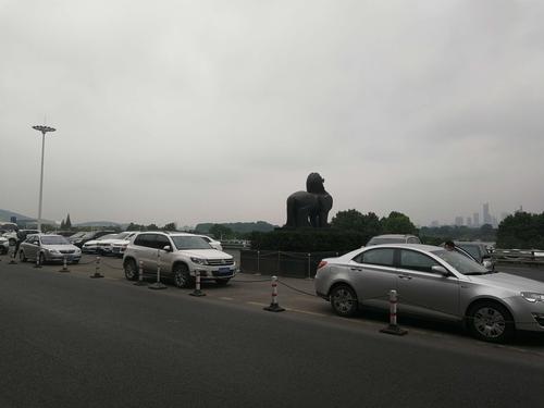 南京南站门口的雕像是什么
