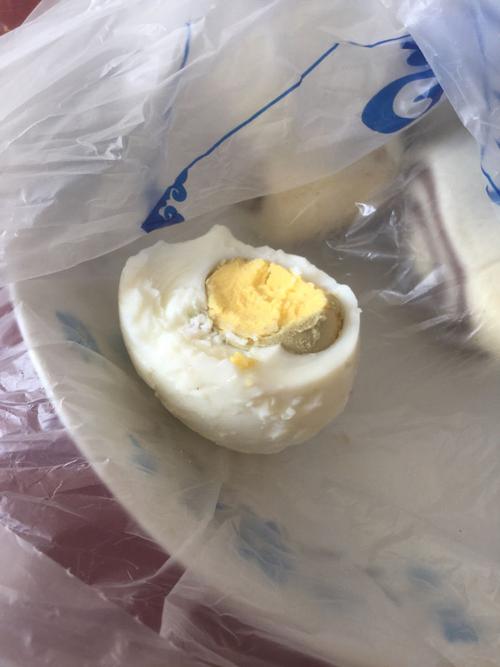 为什么有的鸡蛋不好剥皮 蛋白一块块（鸡蛋剥出来的蛋白为什么是黄色的）