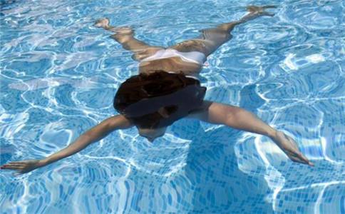 女性游泳有什么好处和坏处