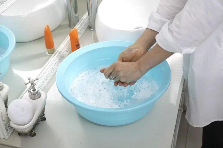 漂白水怎么用来洗衣服（漂白粉洗衣服的正确使用方法）