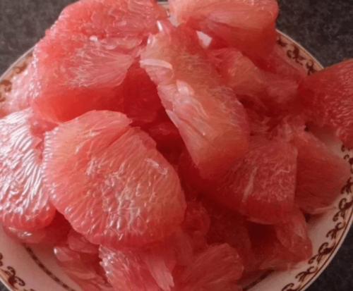 柚子瓤是淡红色的但是果肉是白色的 这是为什么 是不是坏了