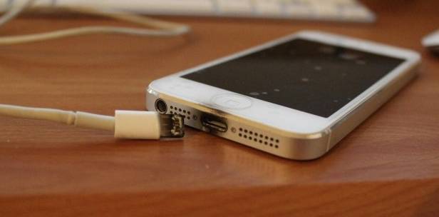 苹果13充电突然炸了一下是为什么