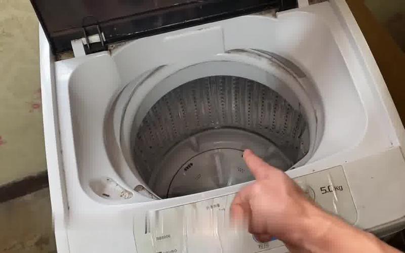 荣事达洗衣机双缸底盘怎么拆下来（荣事达双缸洗衣机拆卸视频教程）
