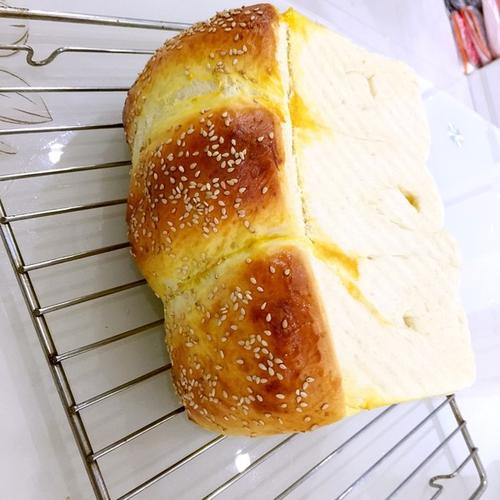 炼乳面包的家常做法（炼乳面包配方烤箱做法）