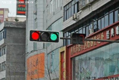 六岔路口怎么看红绿灯（三岔路口的红绿灯怎么看）