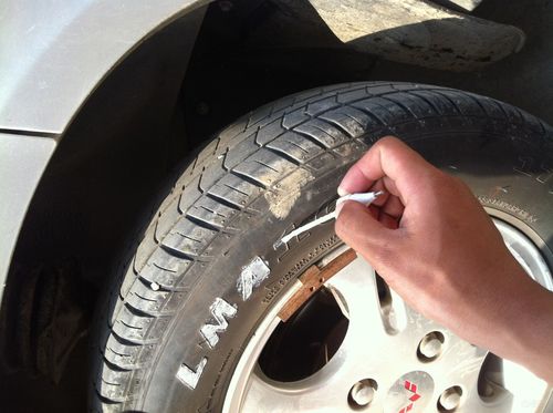 汽车轮胎上沾了油漆怎么办