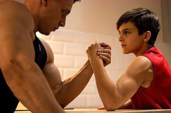 肌肉最结实发达的12岁小学生和中年男人扳手腕谁会赢（掰手腕主要看哪里的肌肉）