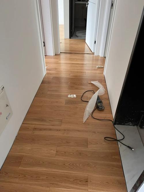 木地板上粘上发泡胶该怎样去除，木地板上的发泡胶痕迹怎么去掉