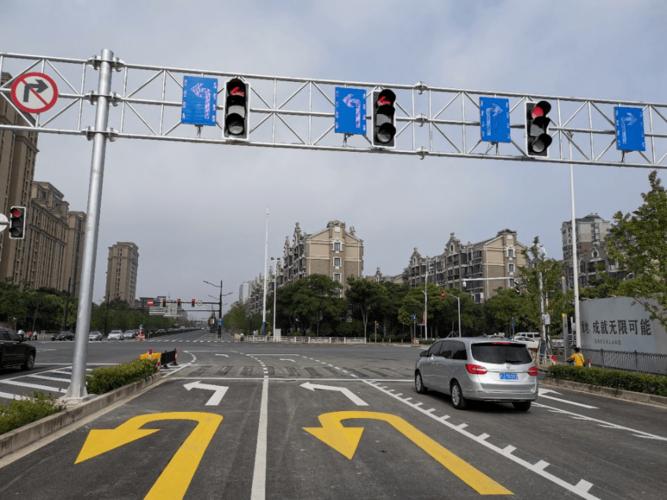 路口左转车道绿灯时候可以直行吗