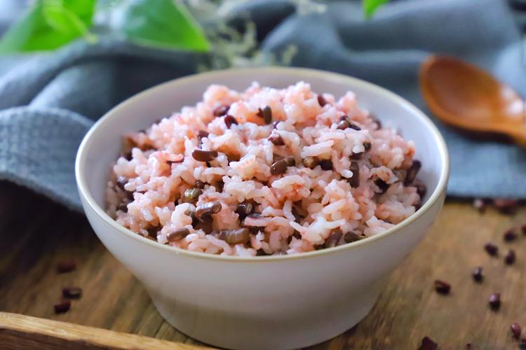 红豆小米蒸大米饭怎么做（红豆和大米蒸米饭的做法）