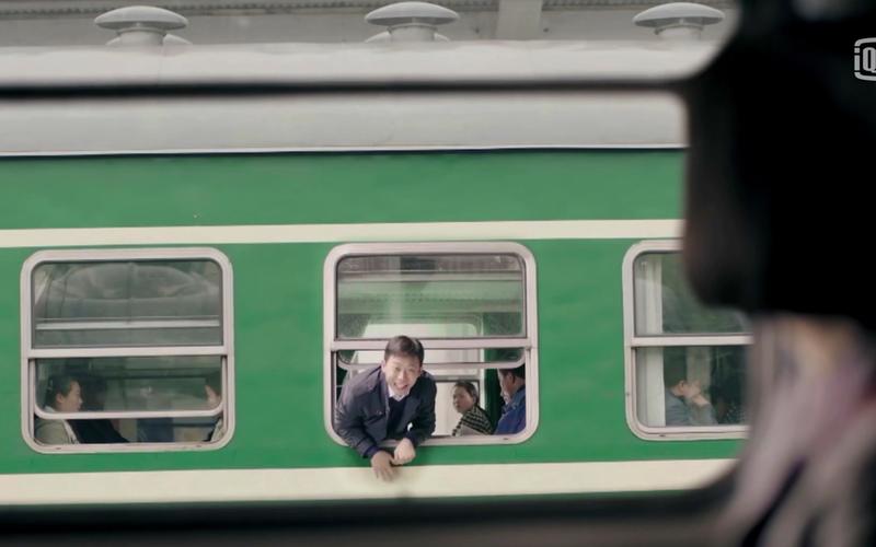 韩剧男女主角在火车相遇 一开始画面很美 男主突然说了一句煞风景的话 然后两人相遇就互掐 应该是喜