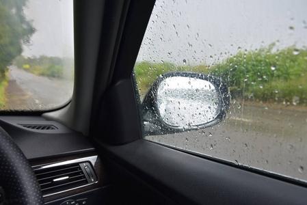 车窗开了一个缝下雨会不会进水（车窗留了一点儿缝隙下雨没事吧）