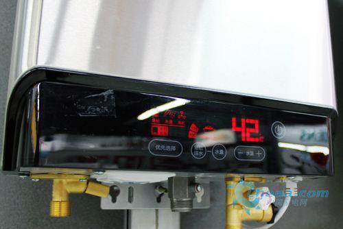 热水器一直显示33度不加热（热水器只显示26度不加热了咋解决）