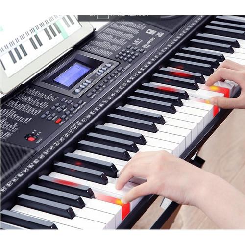 弹电子琴时手应该放到哪个位置上 哪个键上