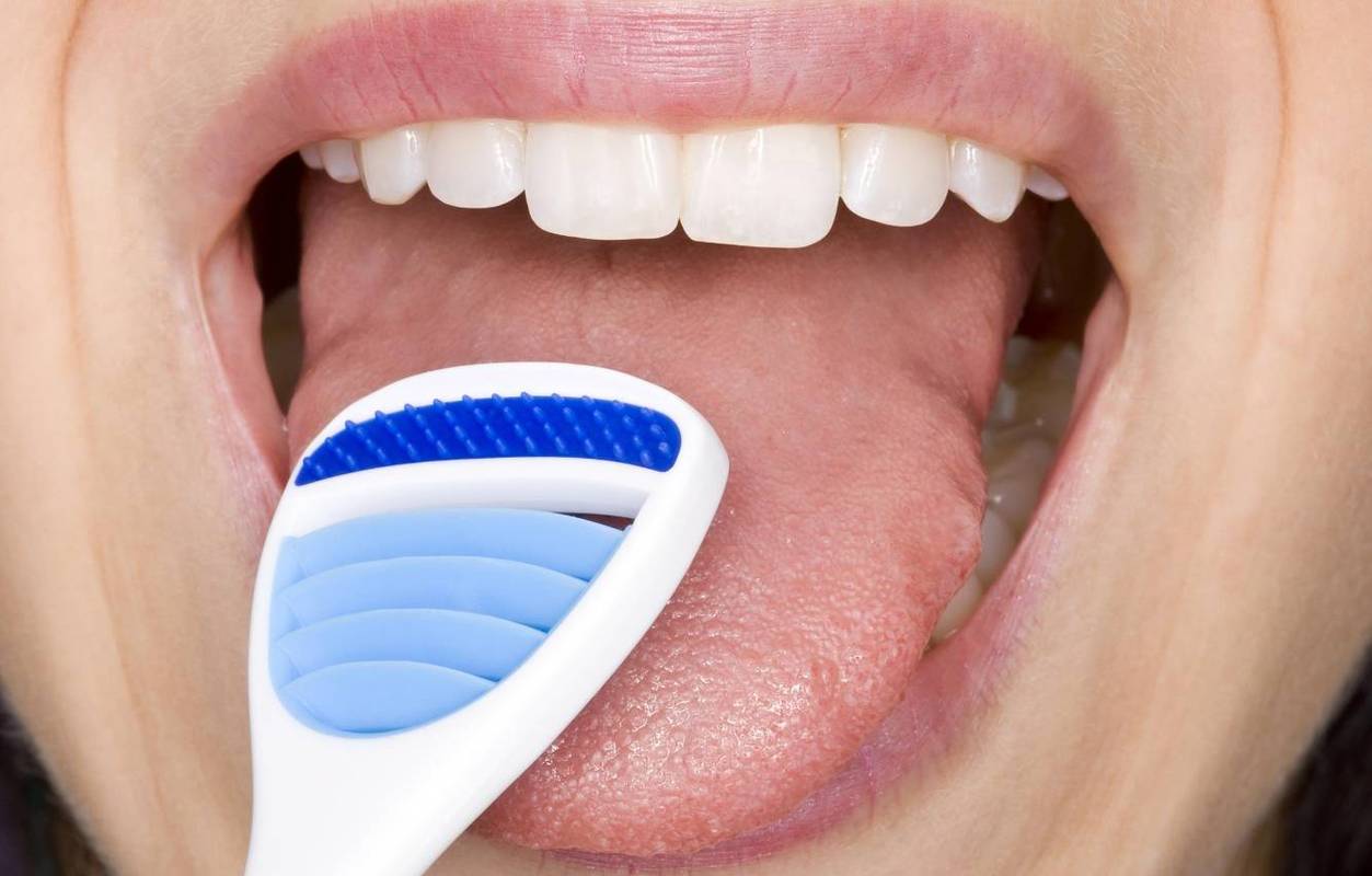 刷舌苔要用牙刷吗