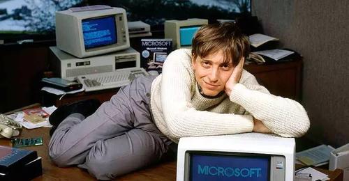 微软公司最早不是比尔 盖茨和另外一个人创立的吗 为什么现在只有他出名了 他成了世界首富 那个人呢