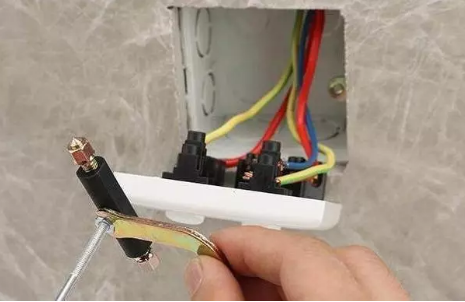 维修电工遇到墙壁上插座的底盒无法用紧固罗丝固定面板插座时通常怎么解决（插座上的暗盒坏了怎么固定插座）