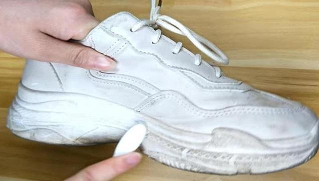 小白鞋的鞋底如何刷才能刷干净（最简单的把小白鞋刷干净的方法）