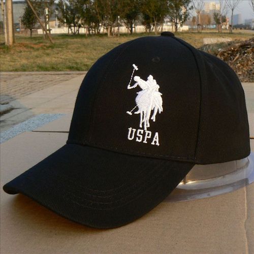 有个男士服饰品牌 商标是一个人骑一个马 很多棒球帽上有这个标志 是什么牌子呀 不是圣大保罗啊