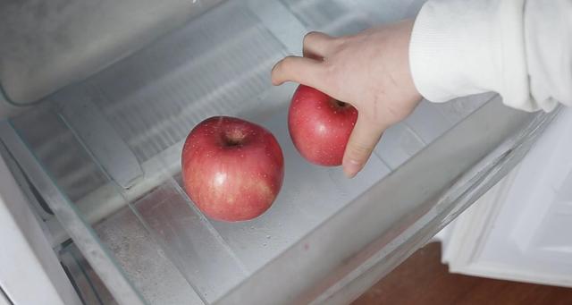 苹果吃一半可以放回冰箱里面吗（苹果在冰箱里放俩月了还能吃吗）