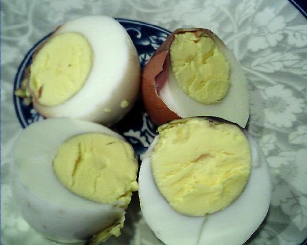为什么煮熟的鸡蛋 剥出来以后蛋白却是黄色的