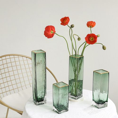 老玻璃花瓶插什么花合适 在书桌（高大的水晶玻璃花瓶适合插什么花）